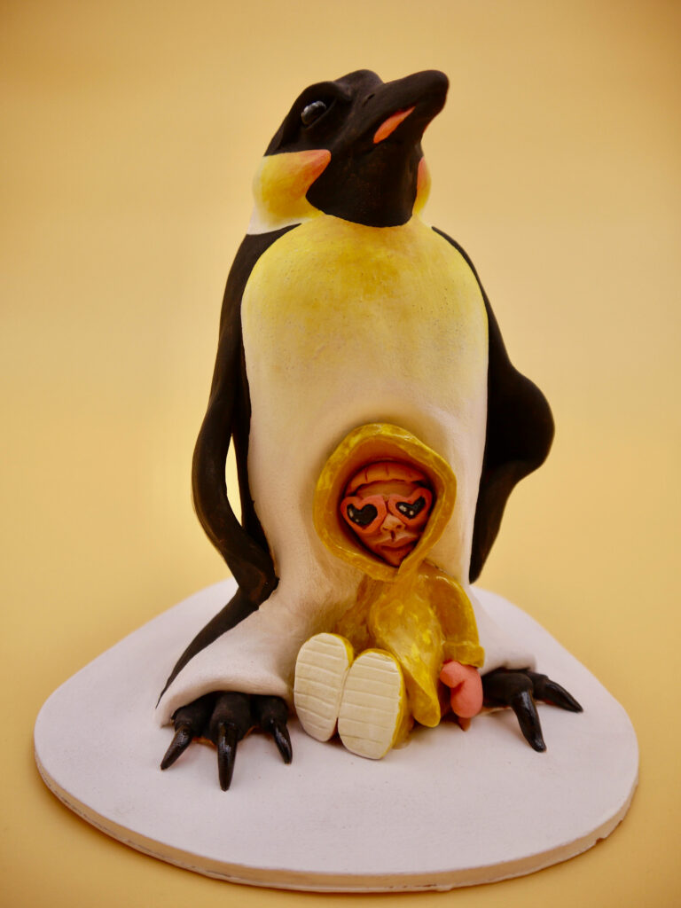 Personnage en ciré jaune et lunnettes de coeur assise devant un grand manchot