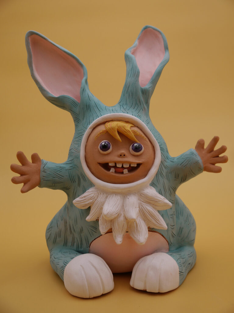 Céramique d'enfant déguisé en lapin.