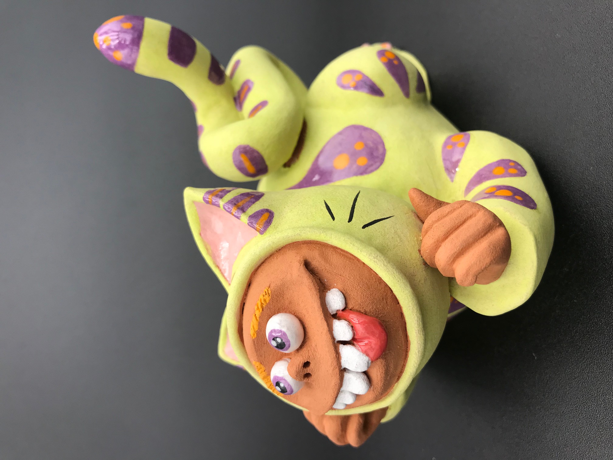 Céramique d'enfant déguisé en chat