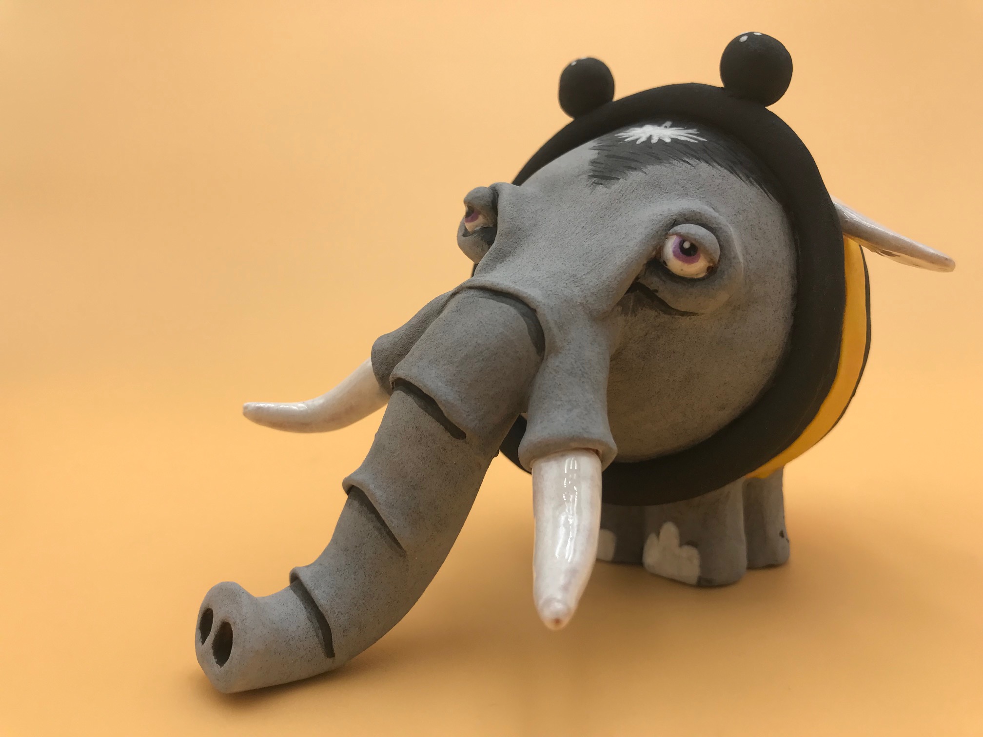 Eléphant déguisé en abeille