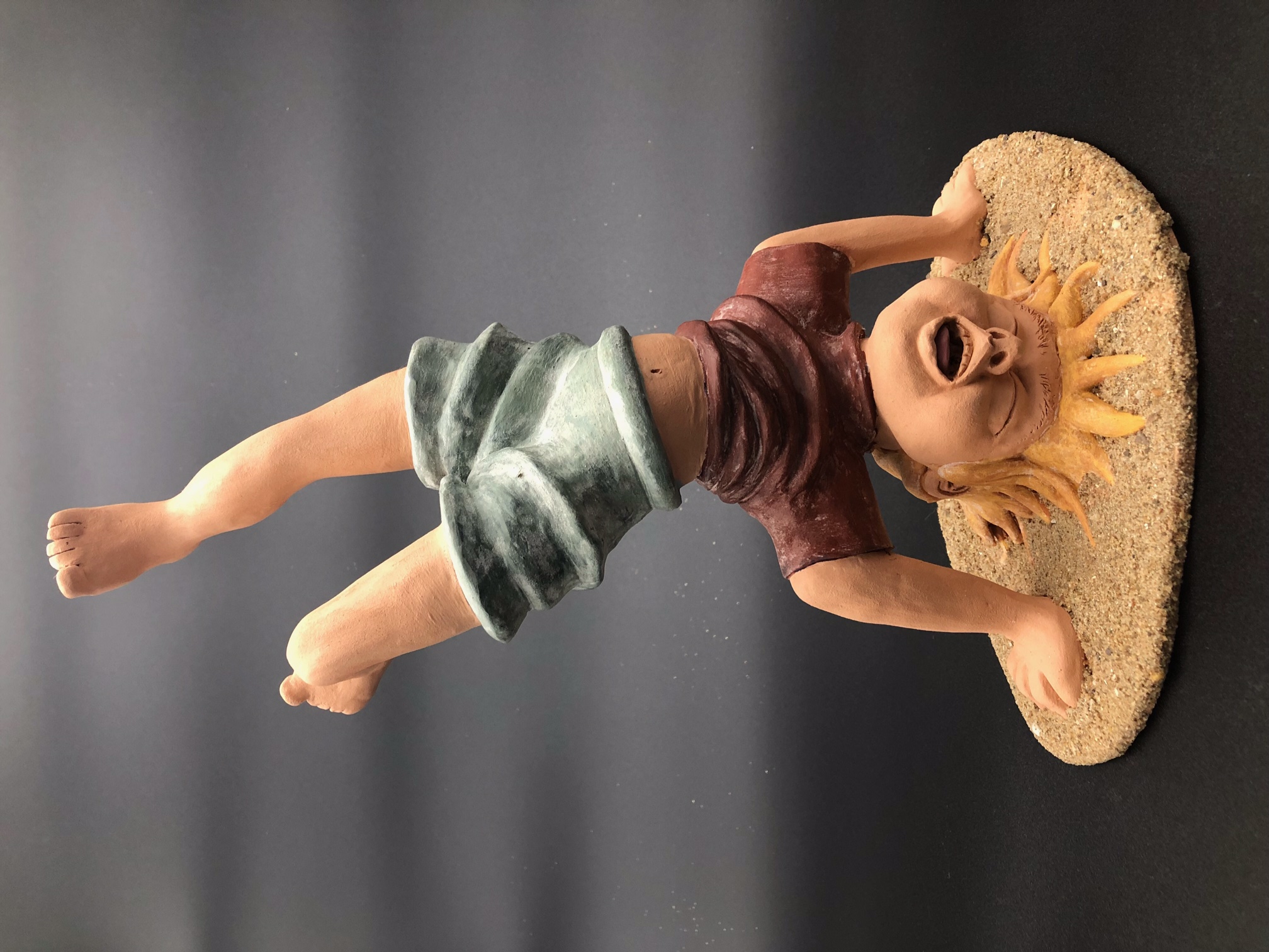 Céramique avec un enfant en faisant le poirier