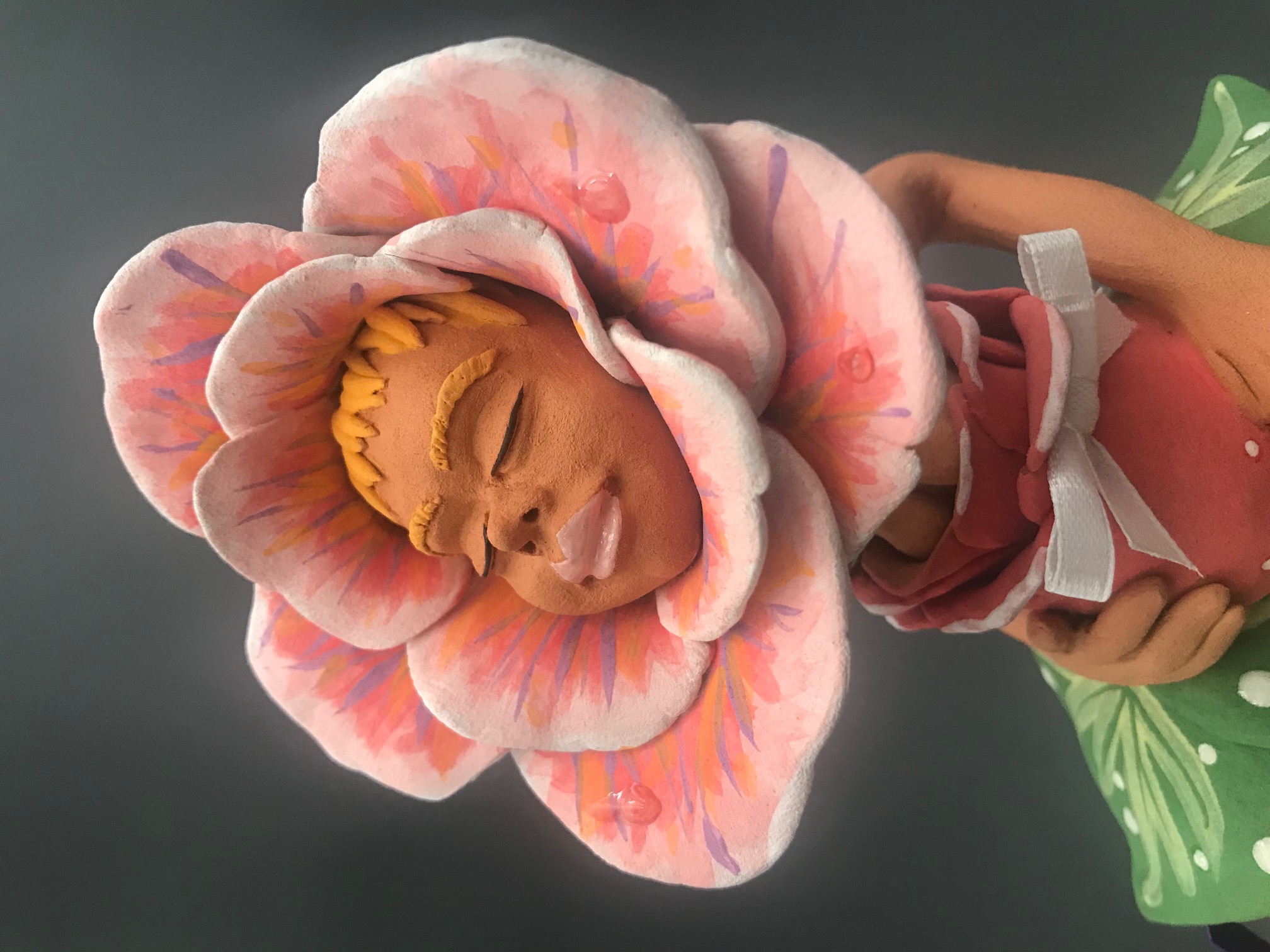 Céramique de fleur, au milieu une tête de femme.