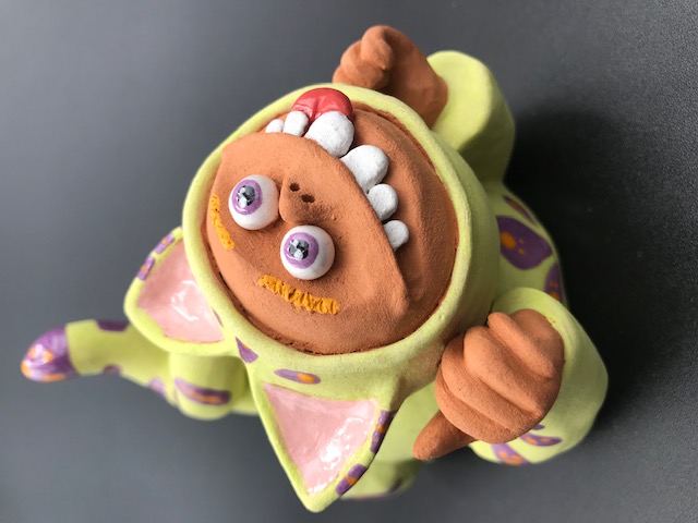 Céramique d'enfant déguisé en chat