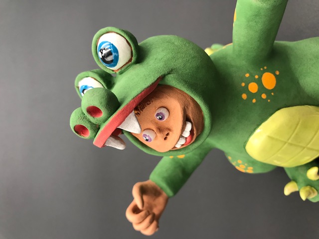 Céramique d'enfant déguisé en crocodile