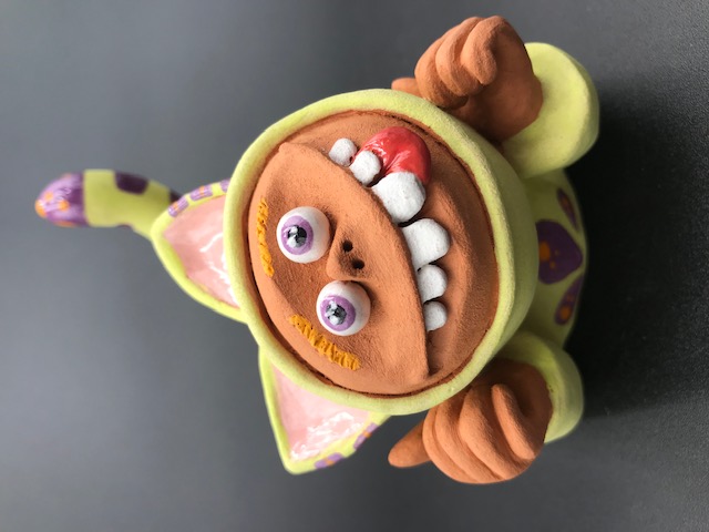 Céramique d'enfant déguisé en chat