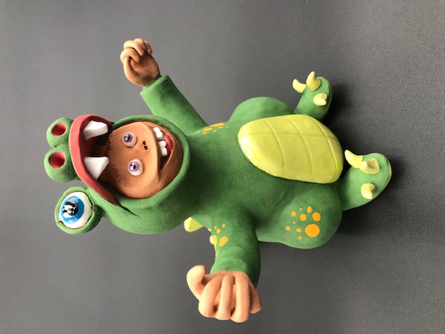 Céramique d'enfant déguisé en crocodile