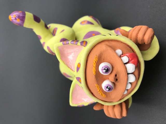 Céramique d'enfant déguisé en chat