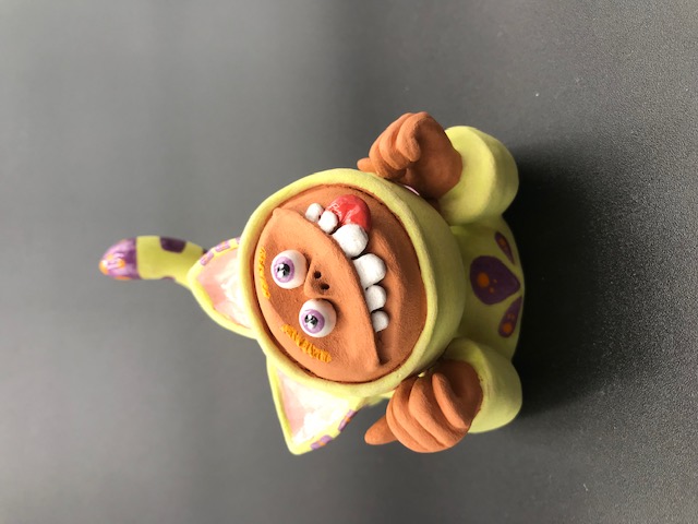 Céramique d'enfant déguisé en chat