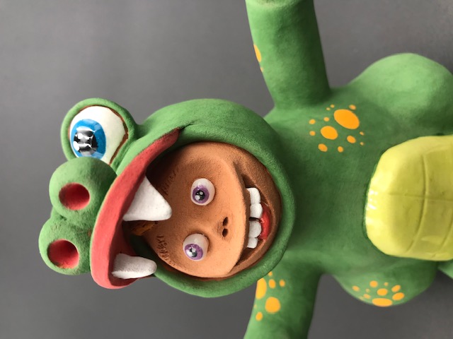 Céramique d'enfant déguisé en crocodile