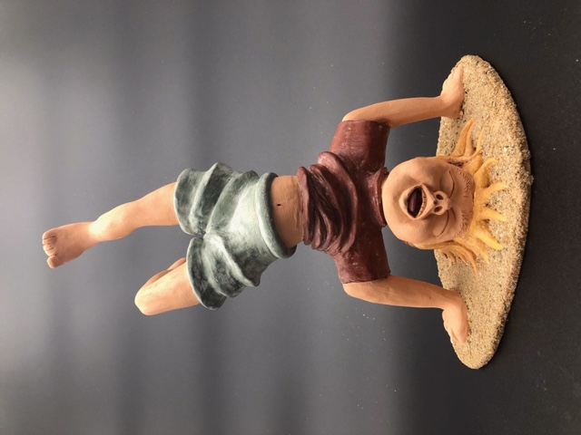 Céramique avec un enfant en faisant le poirier