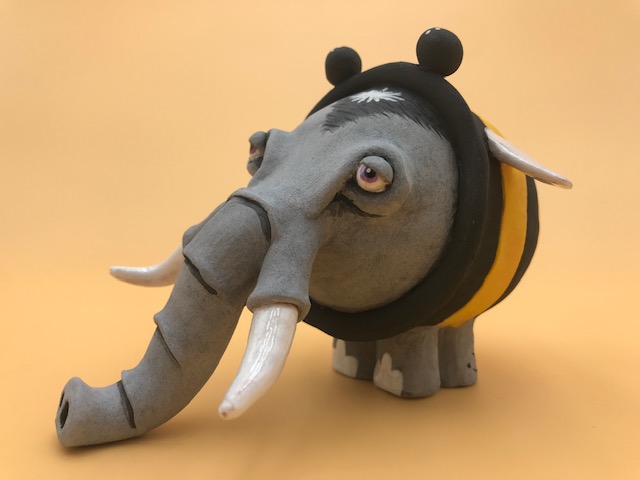 Céramique d'éléphant déguisé en abeille