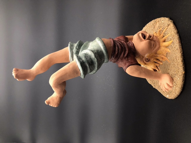 Céramique avec un enfant en faisant le poirier