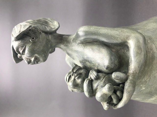 Sculpture en céramique de femme soutenant un bébé qui dort