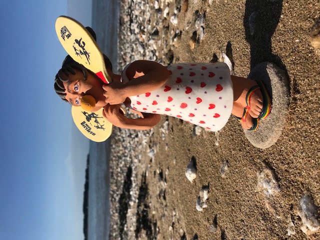 Petite fille avec une balle en mousse dans la bouche et avec raquette dans les mains