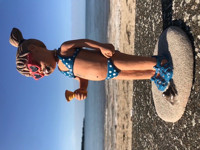 petite fille avec lunettes coeur mangeant une glace sur la plage