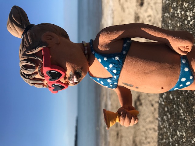 petite fille avec lunettes coeur mangeant une glace sur la plage