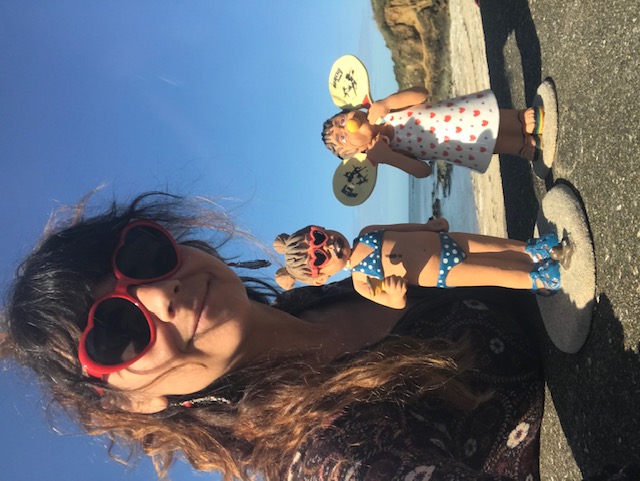 Deux petites filles sur la plage avec un portrait de leur créateur