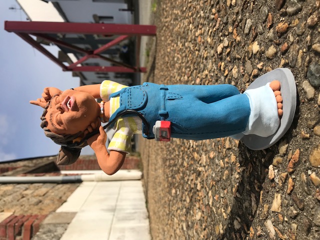 Petite fille en céramique qui danse dans la rue avec son Walkman