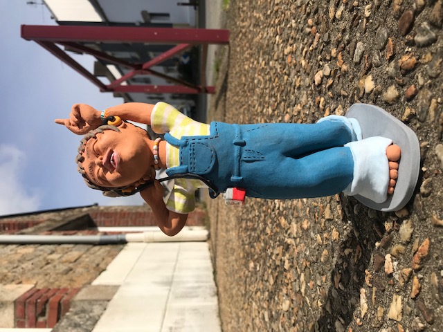 Petite fille en céramique qui danse dans la rue avec son Walkman