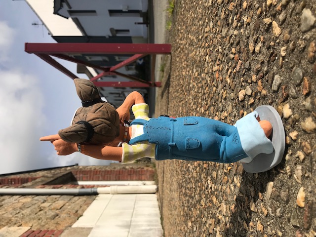 Petite fille en céramique qui danse dans la rue avec son Walkman