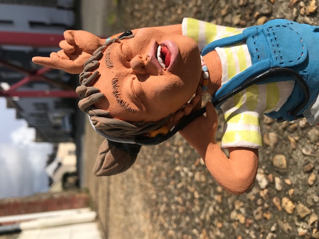 Petite fille en céramique qui danse dans la rue avec son Walkman