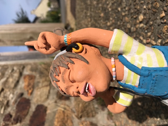 Petite fille en céramique qui danse dans la rue avec son Walkman