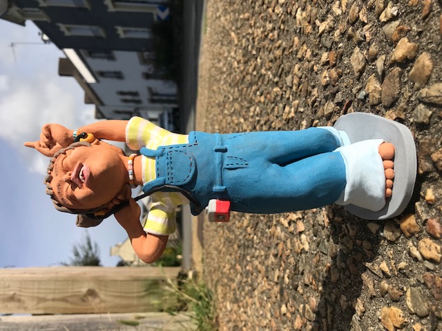 Petite fille en céramique qui danse dans la rue avec son Walkman