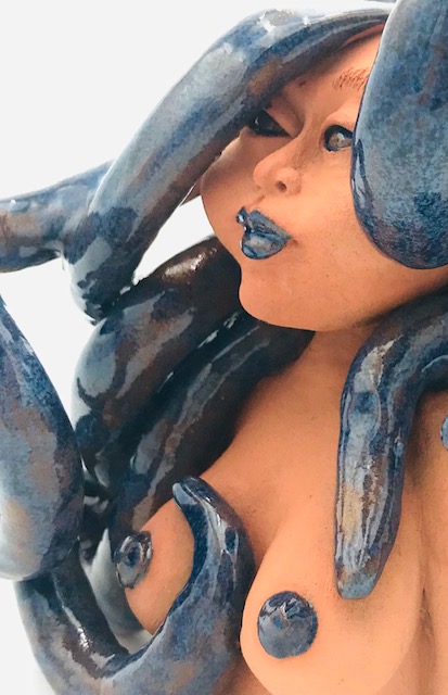 Buste de femme en grès avec un poulpe bleu émaillé sur la tête