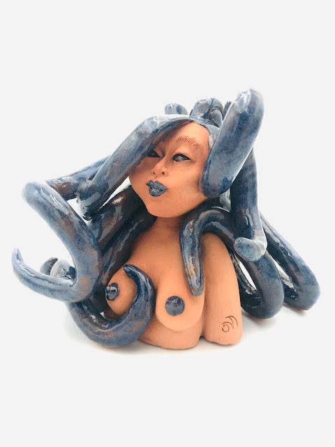 Buste de femme en grès avec un poulpe bleu émaillé sur la tête