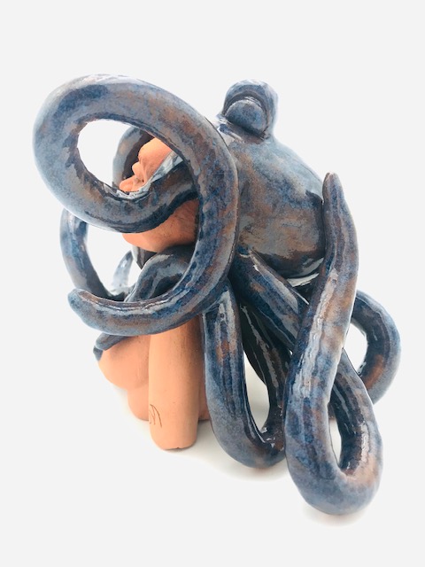 Buste de femme en grès avec un poulpe bleu émaillé sur la tête