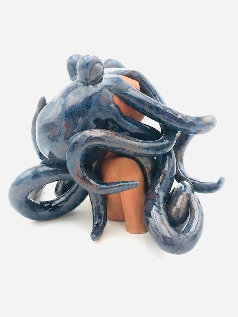 Buste de femme en grès avec un poulpe bleu émaillé sur la tête