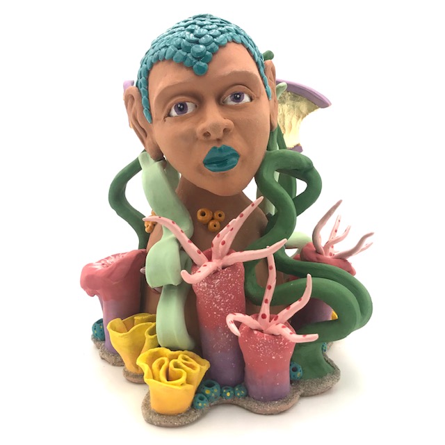 Buste de femme poisson parmis les algues très colorées