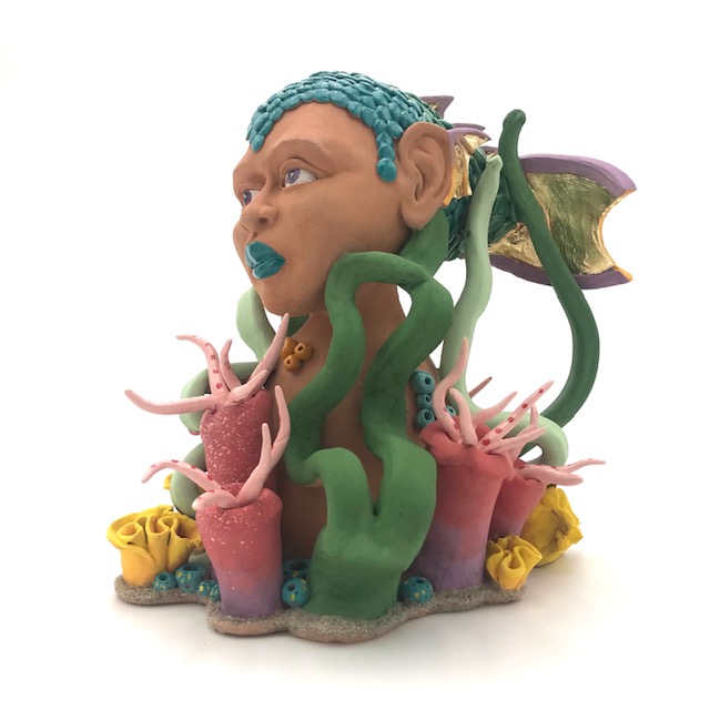 Buste de femme poisson parmis les algues très colorées