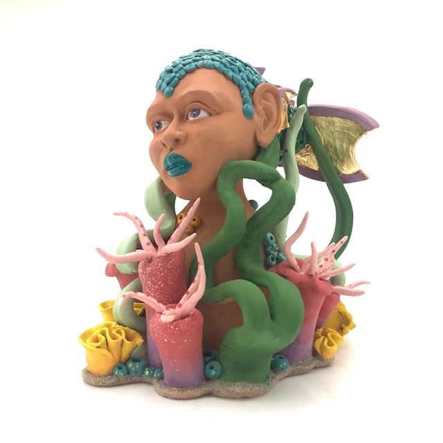 Buste de femme poisson parmis les algues très colorées