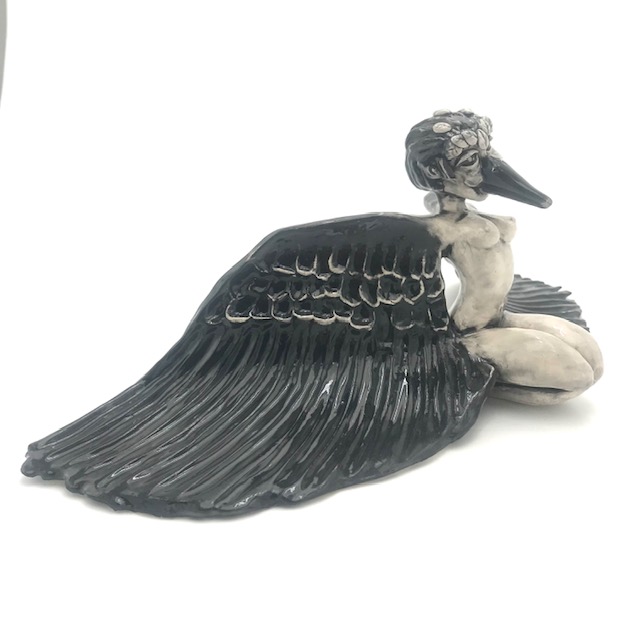 Femme-oiseau noire et blanche émaillée