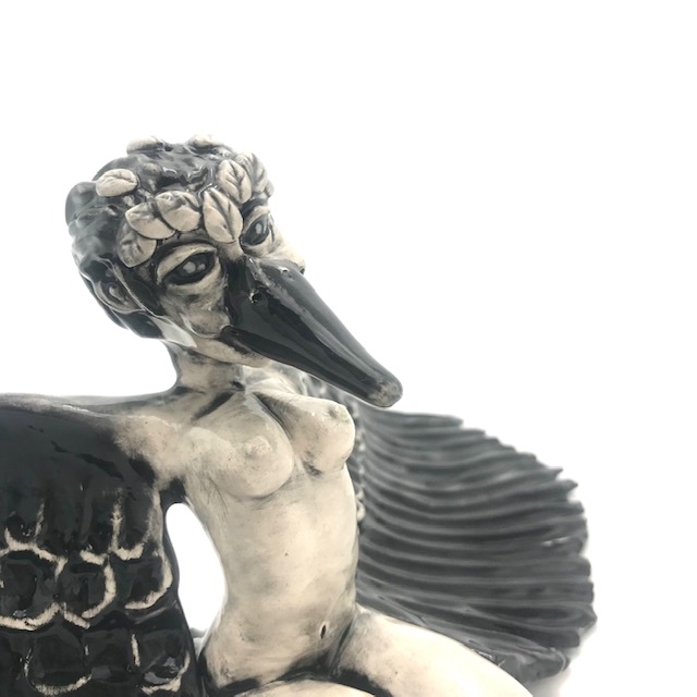 Femme-oiseau noire et blanche émaillée