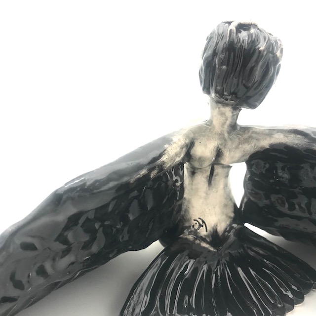 Femme-oiseau noire et blanche émaillée