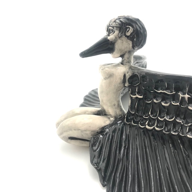 Femme-oiseau noire et blanche émaillée