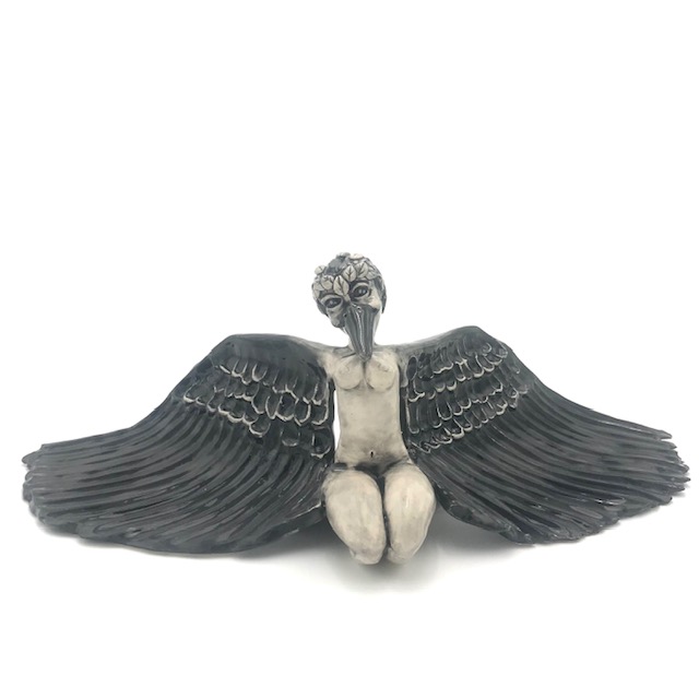 Femme-oiseau noire et blanche émaillée