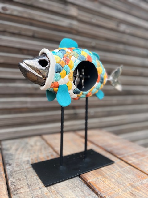 Sculpture céramique de poisson multicolore