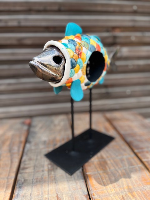 Sculpture céramique de poisson multicolore