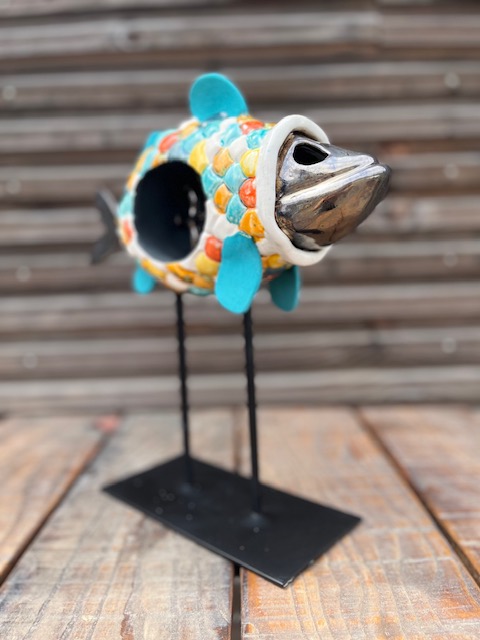 Sculpture céramique de poisson multicolore