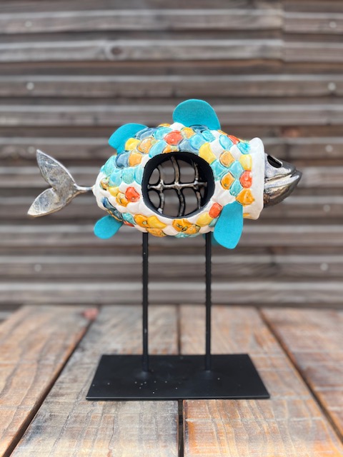 Sculpture céramique de poisson multicolore