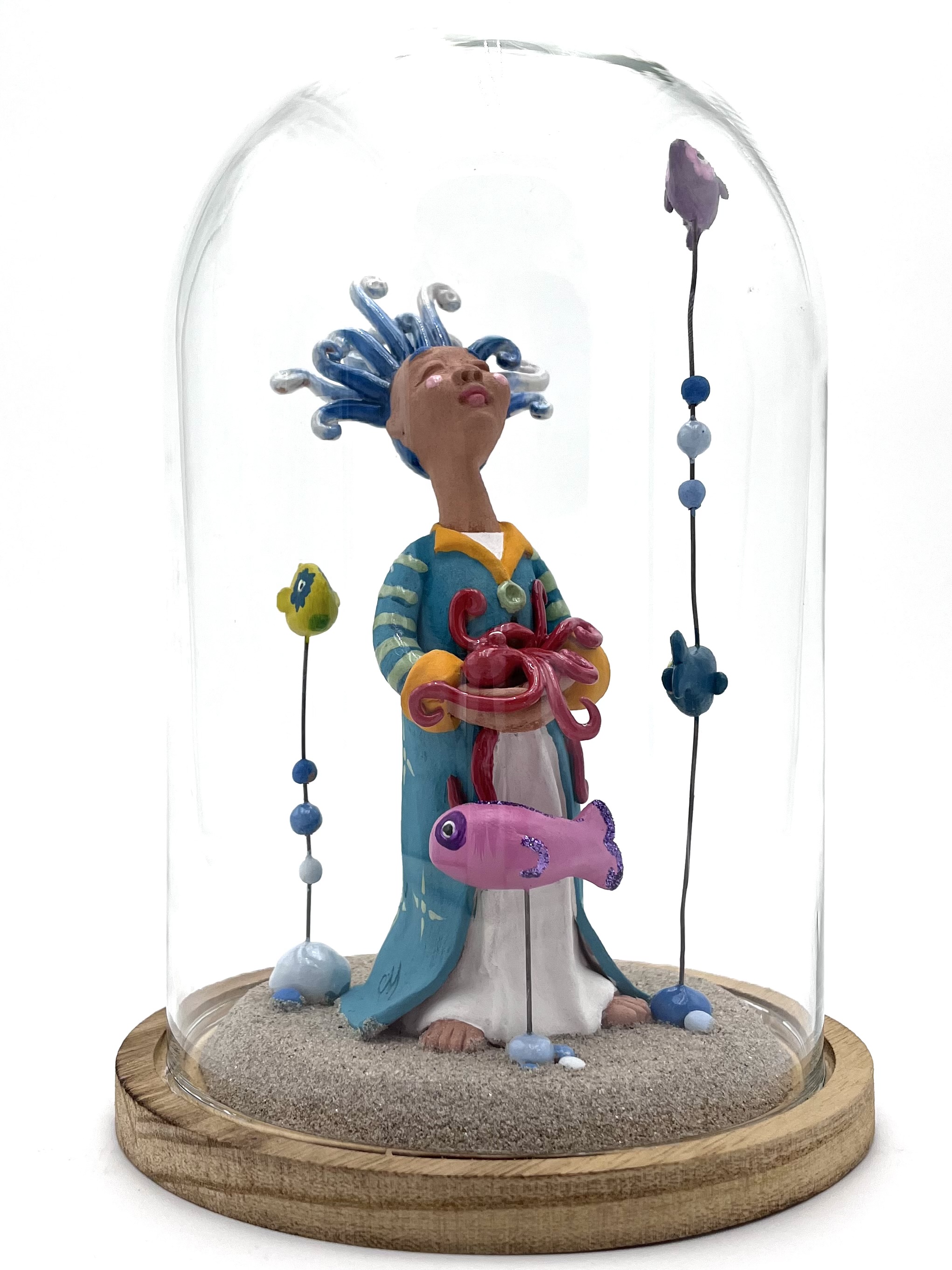 Sculpture en céramique d'un personnage féerique subaquatique avec son poulpe rouge et ses poissons multicolores