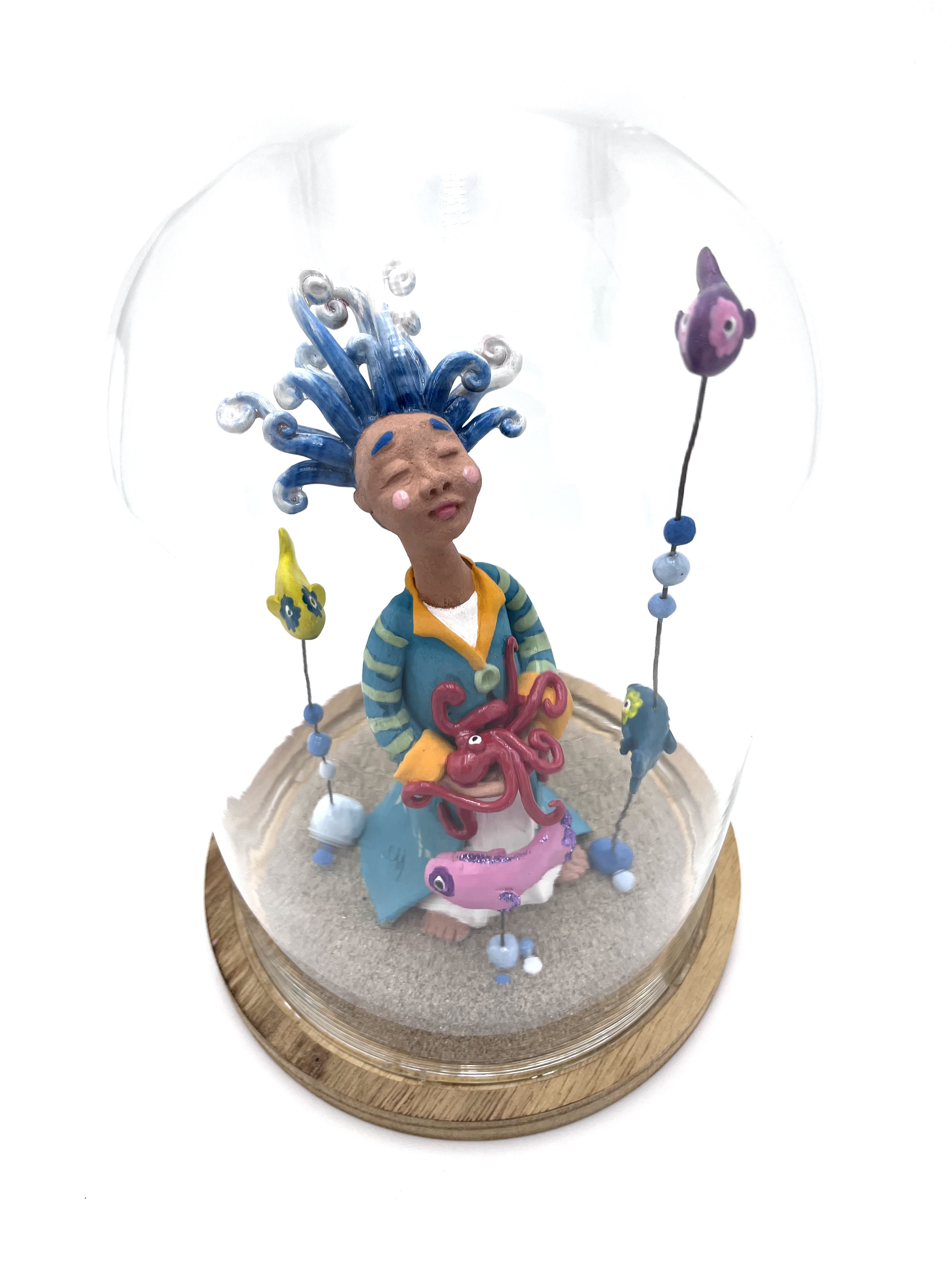 Sculpture en céramique d'un personnage féerique subaquatique avec son poulpe rouge et ses poissons multicolores