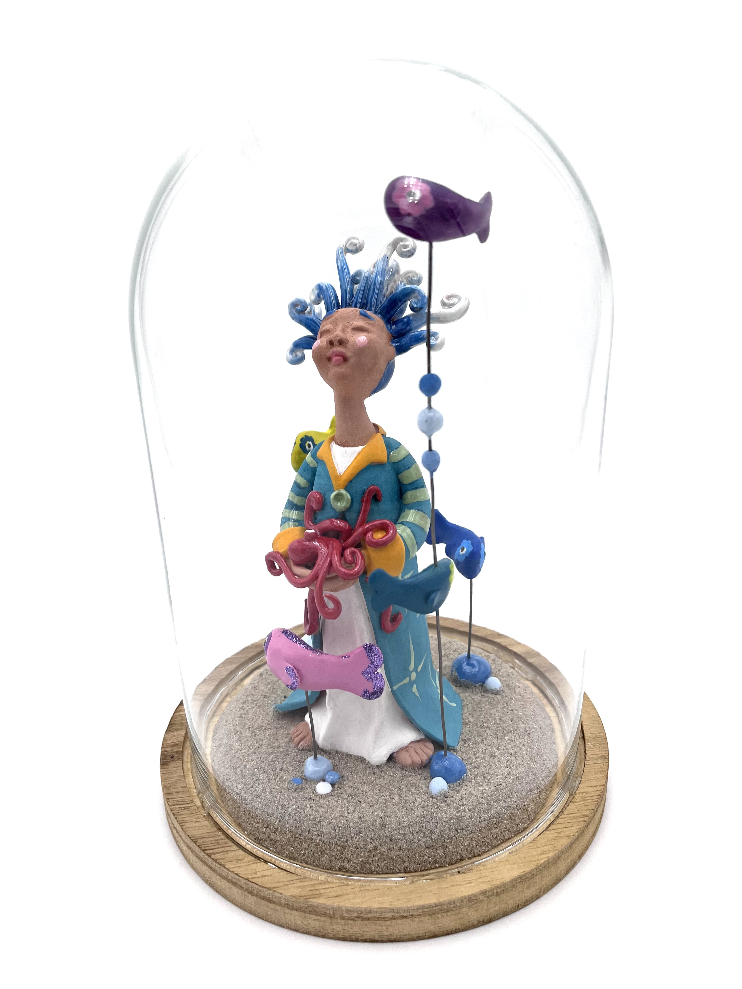 Sculpture en céramique d'un personnage féerique subaquatique avec son poulpe rouge et ses poissons multicolores