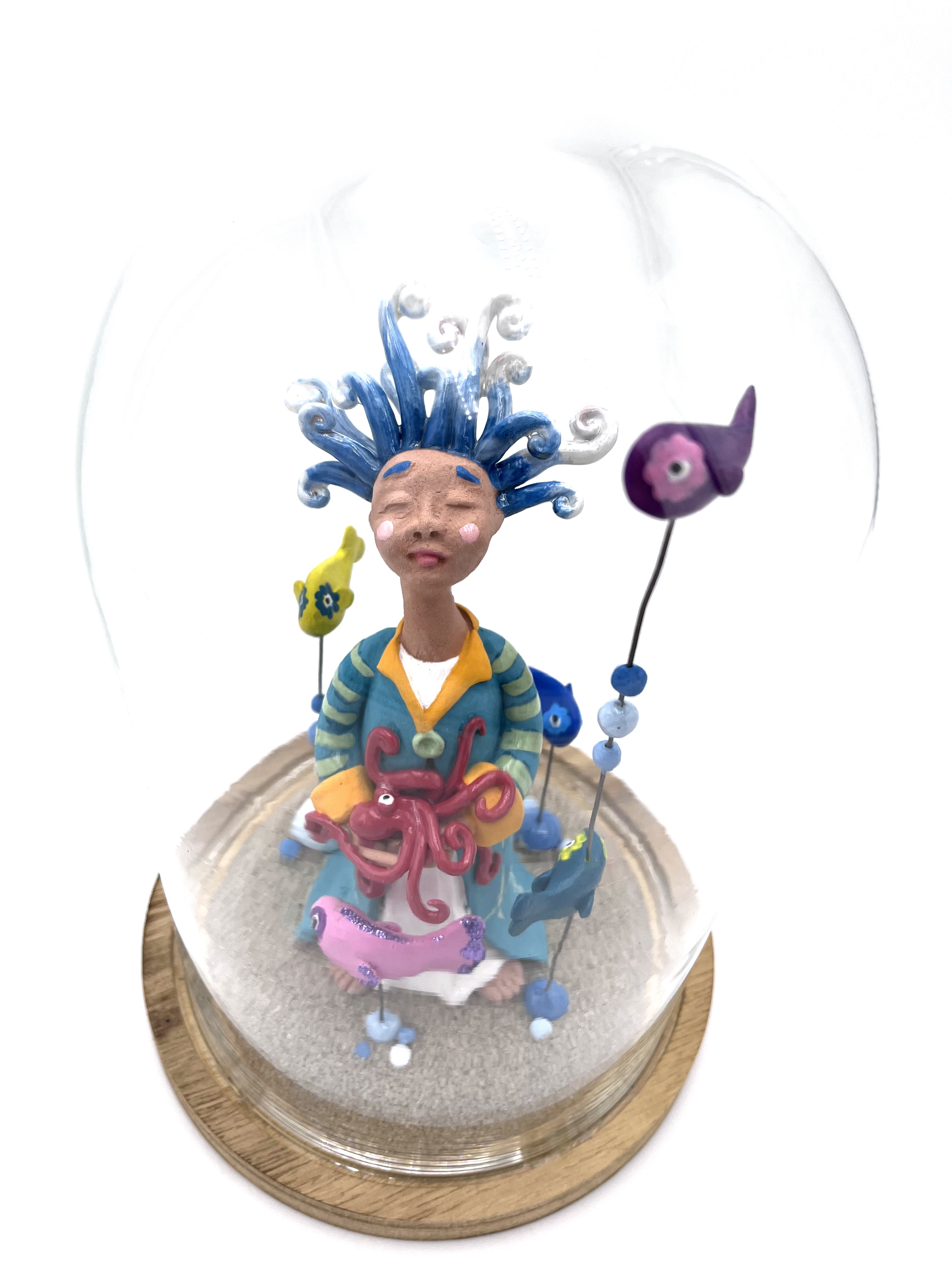 Sculpture en céramique d'un personnage féerique subaquatique avec son poulpe rouge et ses poissons multicolores