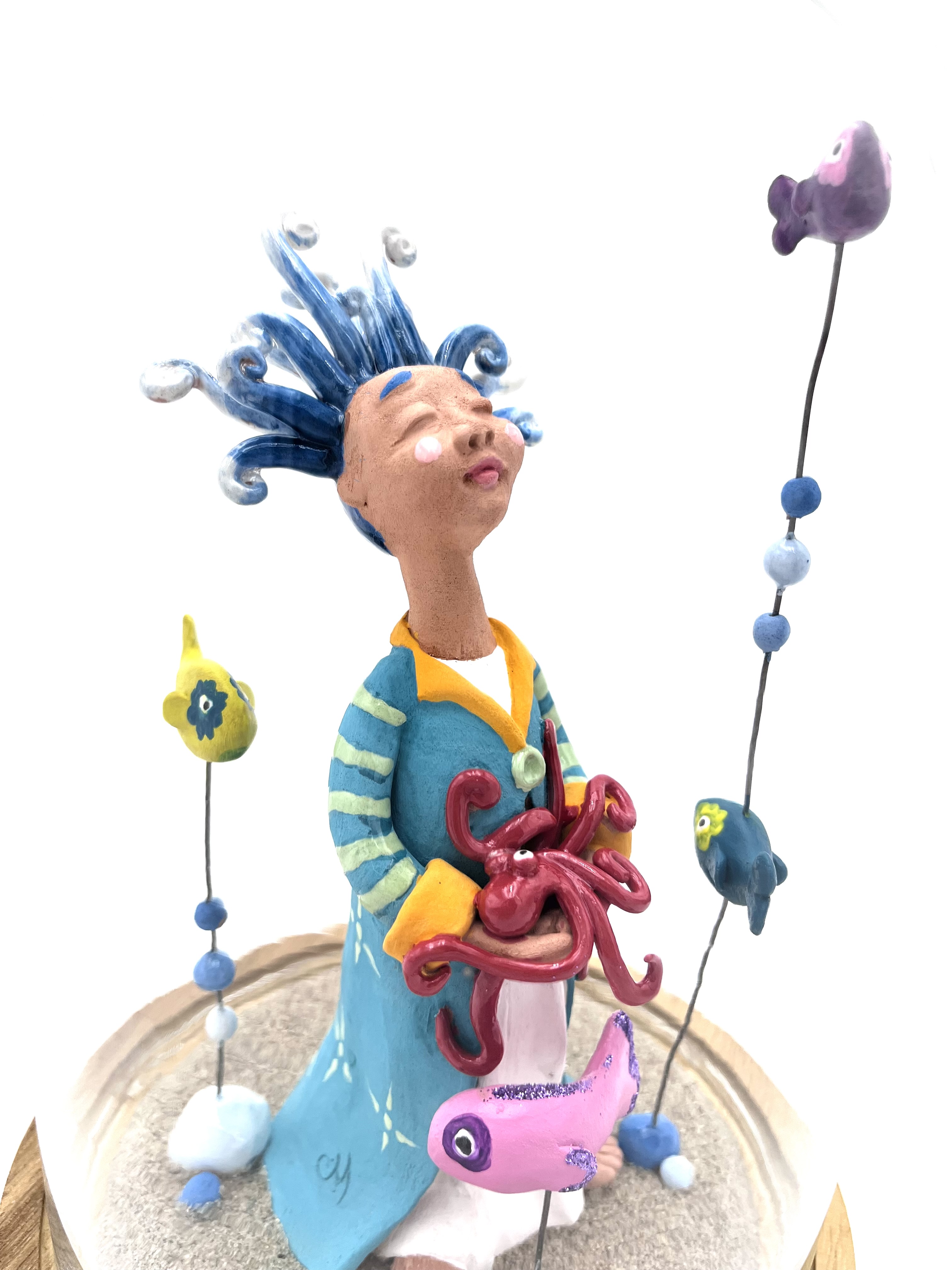 Sculpture en céramique d'un personnage féerique subaquatique avec son poulpe rouge et ses poissons multicolores