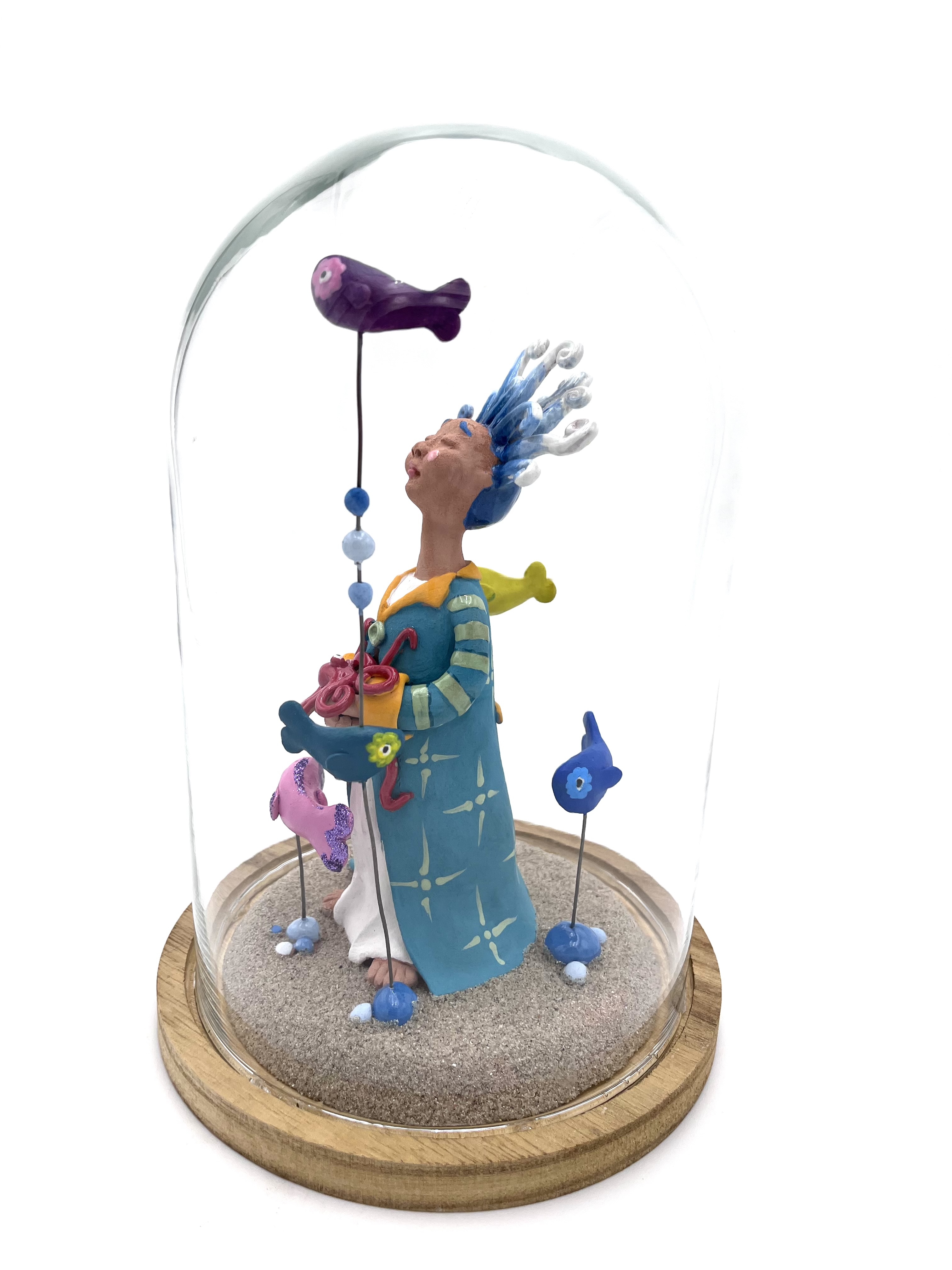 Sculpture en céramique d'un personnage féerique subaquatique avec son poulpe rouge et ses poissons multicolores